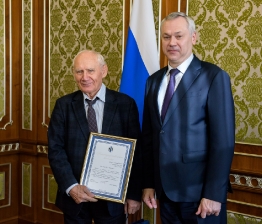 Андрей Травников поздравил Романа Власова с победой
