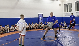 Трёхкратный победитель Олимпийских игр Александр Карелин провёл совместную тренировку в зале борьбы новосибирского спортивного комплекса «Динамо», 14.03.2024_2