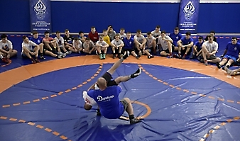 Трёхкратный победитель Олимпийских игр Александр Карелин провёл совместную тренировку в зале борьбы новосибирского спортивного комплекса «Динамо», 14.03.2024_4