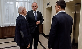 Приём у губернатора. Андрей Травников поздравил Романа Власова и его тренера Виктора Кузнецова с «золотом» чемпионата Европы-2018, 05.05.2018_2