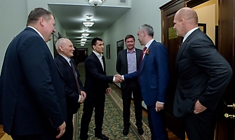 Приём у губернатора. Андрей Травников поздравил Романа Власова и его тренера Виктора Кузнецова с «золотом» чемпионата Европы-2018, 05.05.2018_3