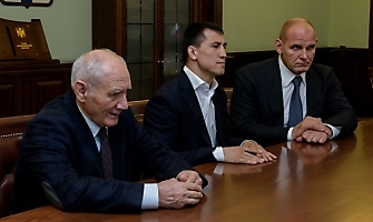 Приём у губернатора. Андрей Травников поздравил Романа Власова и его тренера Виктора Кузнецова с «золотом» чемпионата Европы-2018, 05.05.2018_5