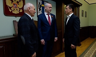 Приём у губернатора. Андрей Травников поздравил Романа Власова и его тренера Виктора Кузнецова с «золотом» чемпионата Европы-2018, 05.05.2018_10