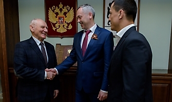 Приём у губернатора. Андрей Травников поздравил Романа Власова и его тренера Виктора Кузнецова с «золотом» чемпионата Европы-2018, 05.05.2018_13