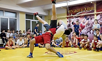 Тренировка Романа Власова в секции борьбы, лицей №13, п. Краснообск_3