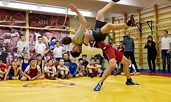 Тренировка Романа Власова в секции борьбы, лицей №13, п. Краснообск_4