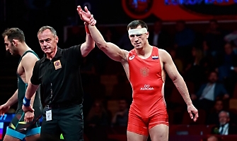 Роман Власов на чемпионате Европы по греко-римской борьбе (Бухарест, Румыния), 12-14.04.2019 (фото Григорий Аванян (Россия) и Костадин Антонов (Kostadin Antonov, Bulgaria))