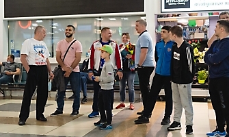 Встреча победителей первенства Европы по греко-римской борьбе в аэропорту Толмачёво С. Степанова, Ш. Ожаева, М. Лаптева-25.05.2021_6