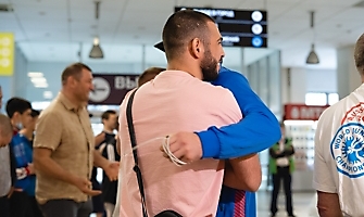 Встреча победителей первенства Европы по греко-римской борьбе в аэропорту Толмачёво С. Степанова, Ш. Ожаева, М. Лаптева-25.05.2021_17