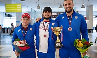 Встреча победителей первенства Европы по греко-римской борьбе в аэропорту Толмачёво С. Степанова, Ш. Ожаева, М. Лаптева-25.05.2021_52
