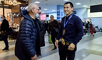 Встреча Романа Власова в аэропорту Толмачёво (Новосибирск) с чемпионата мира-2021 (13.10.2021)