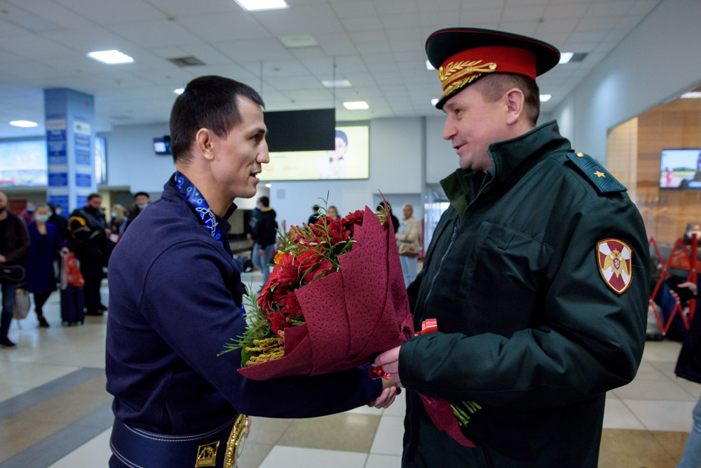 Встреча Романа Власова в аэропорту Толмачёво (Новосибирск) с чемпионата мира-2021 (13.10.2021)_12