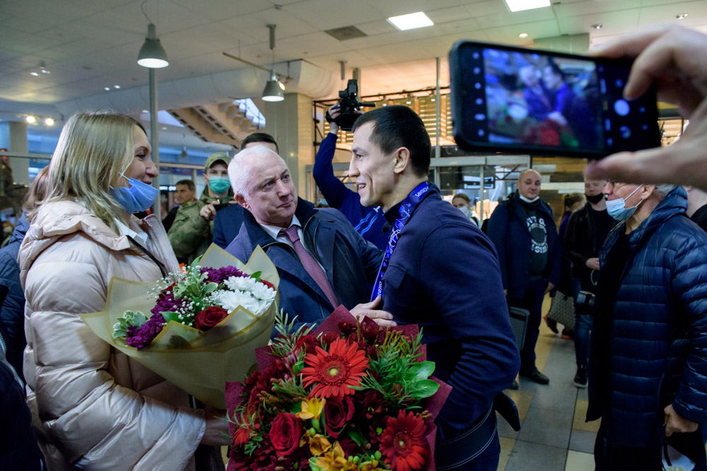 Встреча Романа Власова в аэропорту Толмачёво (Новосибирск) с чемпионата мира-2021 (13.10.2021)_13