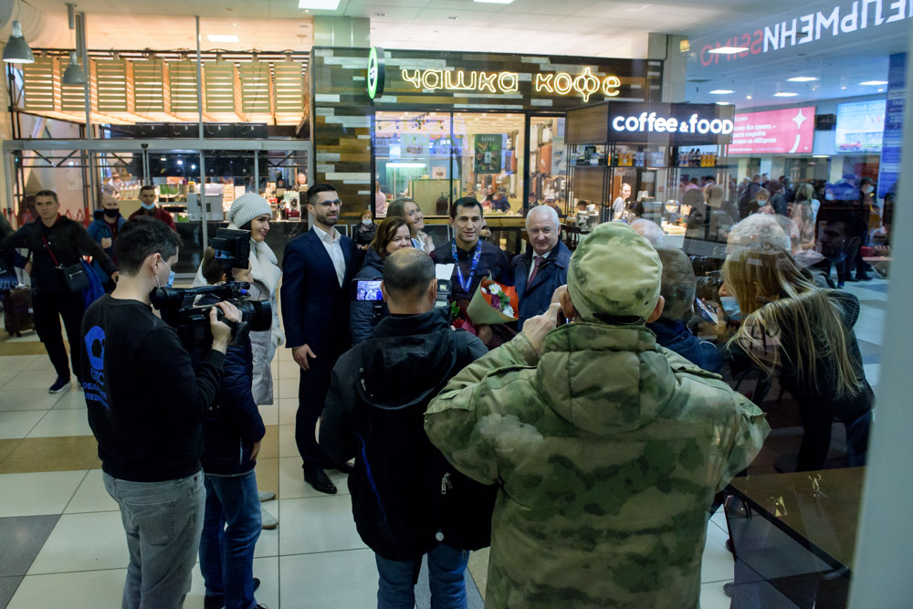 Встреча Романа Власова в аэропорту Толмачёво (Новосибирск) с чемпионата мира-2021 (13.10.2021)_14