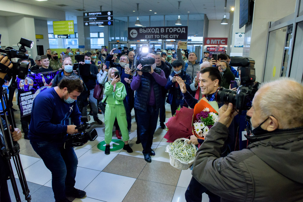 Встреча Романа Власова в аэропорту Толмачёво (Новосибирск) с чемпионата мира-2021 (13.10.2021)_15