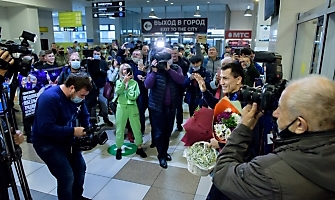 Встреча Романа Власова в аэропорту Толмачёво (Новосибирск) с чемпионата мира-2021 (13.10.2021)_15