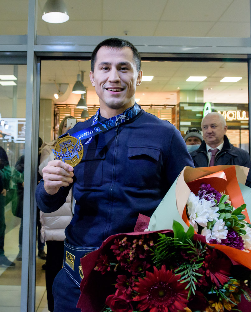 Встреча Романа Власова в аэропорту Толмачёво (Новосибирск) с чемпионата мира-2021 (13.10.2021)_16