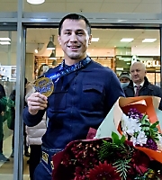 Встреча Романа Власова в аэропорту Толмачёво (Новосибирск) с чемпионата мира-2021 (13.10.2021)_16