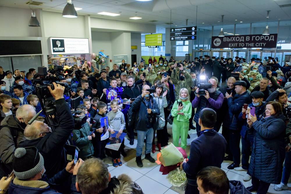 Встреча Романа Власова в аэропорту Толмачёво (Новосибирск) с чемпионата мира-2021 (13.10.2021)_17