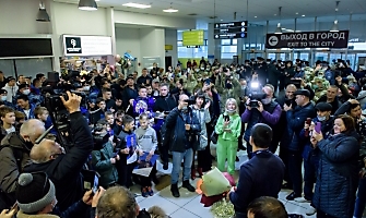 Встреча Романа Власова в аэропорту Толмачёво (Новосибирск) с чемпионата мира-2021 (13.10.2021)_17