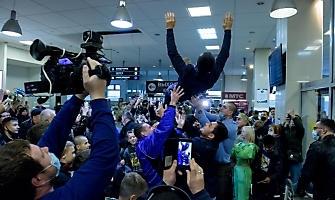 Встреча Романа Власова в аэропорту Толмачёво (Новосибирск) с чемпионата мира-2021 (13.10.2021)_18