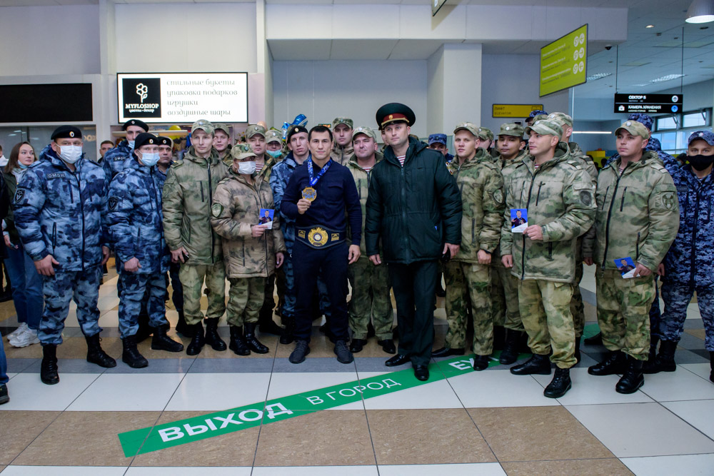 Встреча Романа Власова в аэропорту Толмачёво (Новосибирск) с чемпионата мира-2021 (13.10.2021)_26