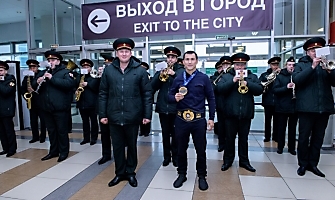 Встреча Романа Власова в аэропорту Толмачёво (Новосибирск) с чемпионата мира-2021 (13.10.2021)_27