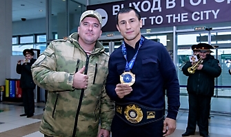 Встреча Романа Власова в аэропорту Толмачёво (Новосибирск) с чемпионата мира-2021 (13.10.2021)_28