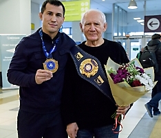 Встреча Романа Власова в аэропорту Толмачёво (Новосибирск) с чемпионата мира-2021 (13.10.2021)_38