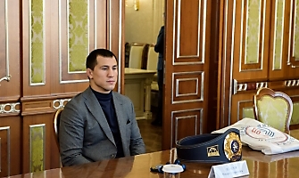 Андрей Травников поздравил Романа Власова с победой