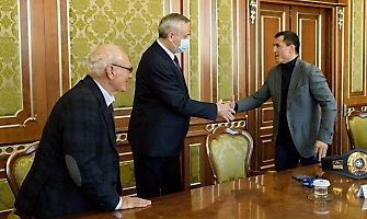 Андрей Травников поздравил Романа Власова с победой на чемпионате мира-2021 (15.10.2021)_3