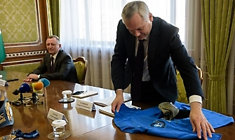 Андрей Травников поздравил Романа Власова с победой на чемпионате мира-2021 (15.10.2021)_6