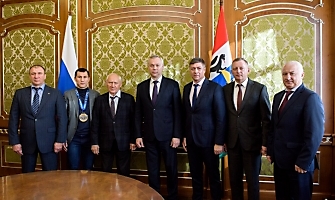 Андрей Травников поздравил Романа Власова с победой на чемпионате мира-2021 (15.10.2021)_11